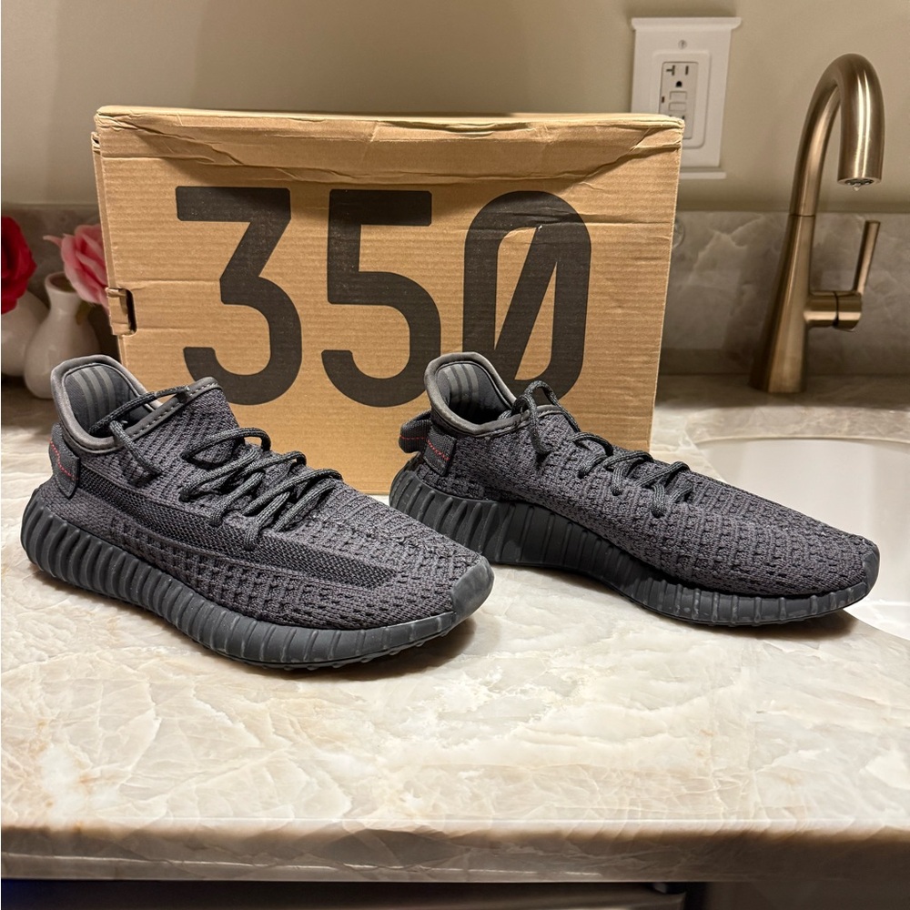 Yeezy Boost 350 V2 in Charcoal Black - Picture 3 of 4